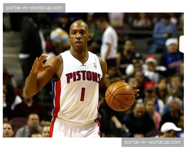 朗斯教练海斯谈建队哲学:我们不会盲目跟风三后卫,四后卫体系仍有生命力 朗斯教练海斯谈建队哲学:我们不会盲目跟风三后卫,四后卫体系仍有生命力