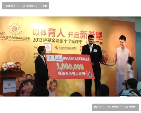 CBA球星走进乡村小学，捐赠篮球装备并开展公益课