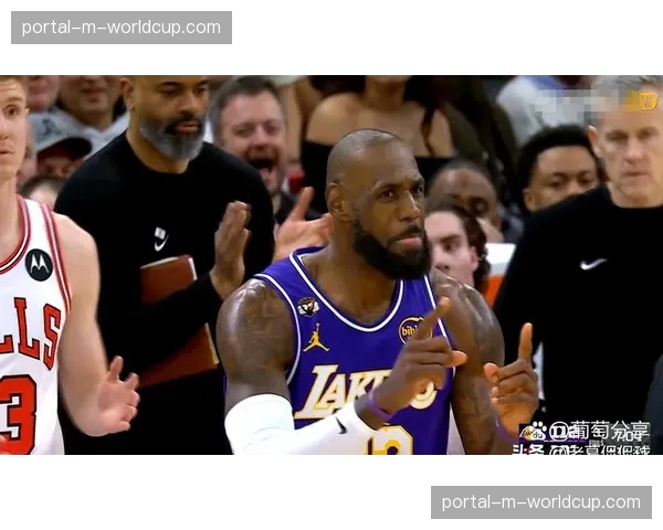 湖人主教练：詹姆斯这赛季的表现-非凡-，场均27+7+9数据亮眼